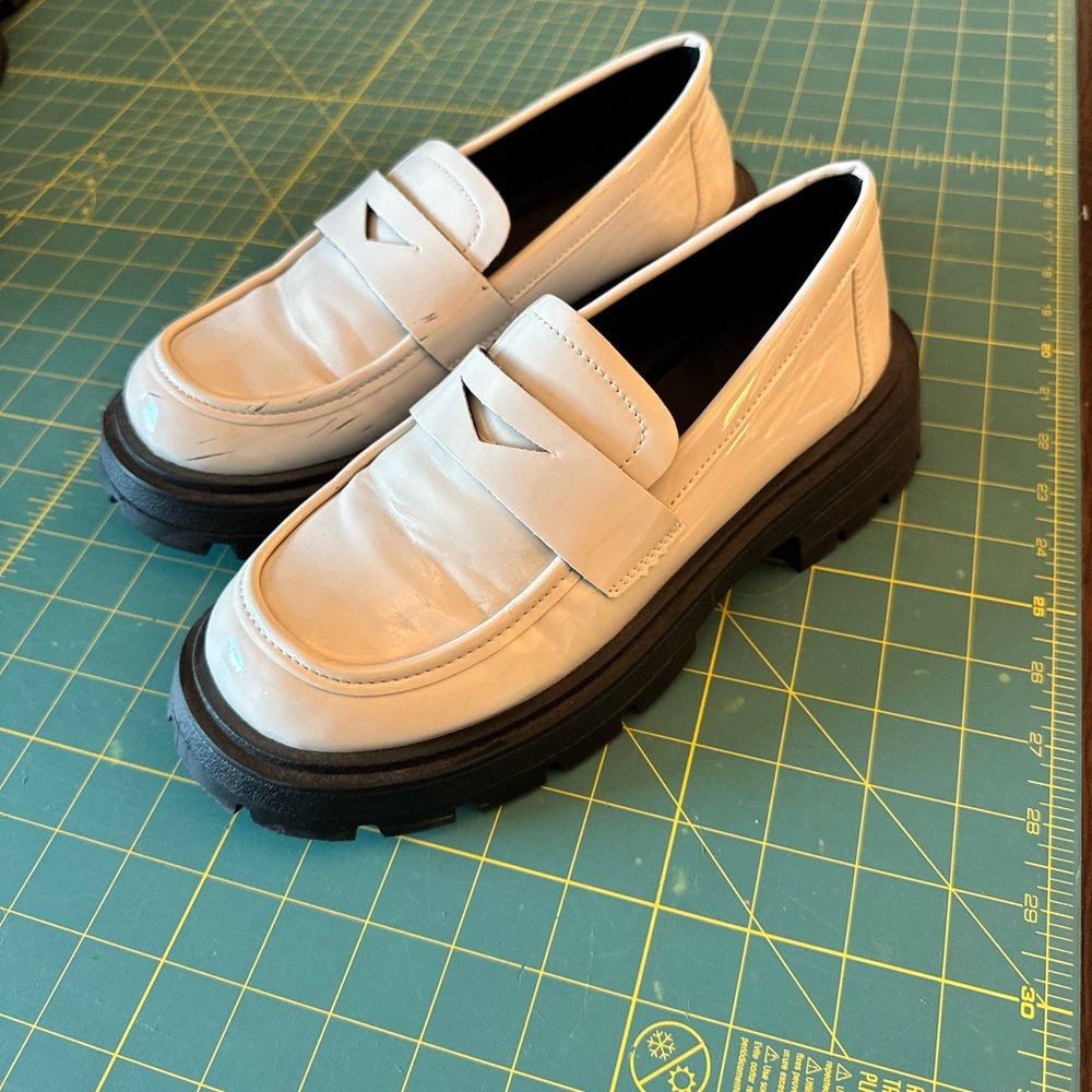 Chic Cream Loafers for Women - Picture 2 of 4